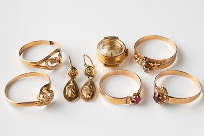 Lot of damaged and worn jewelry in yellow...