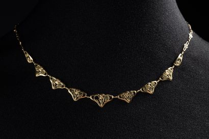 Yellow gold (750 thousandths) drapery necklace...