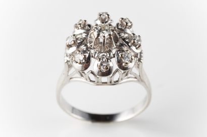 Bague marguerite en or gris sertie de diamants...
