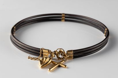 * Accidental wire bracelet. Set in yellow...