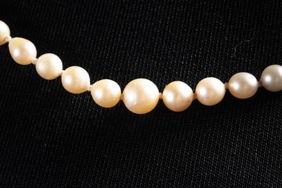 Necklace with 76 white baroque cultured pearls....