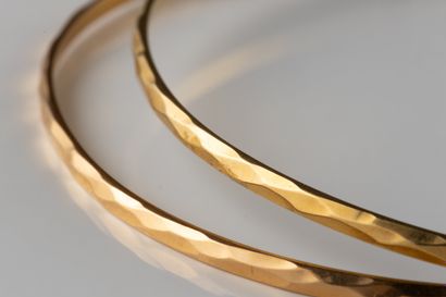 2 diamond-patterned bracelets in yellow gold...