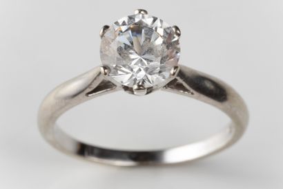 Bague solitaire en or gris (750 millièmes)...