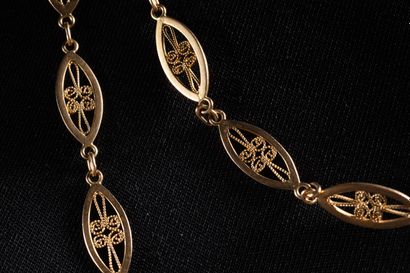 Long necklace with filigree links in yellow...