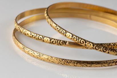 3 bracelets jonc anciens ornés de ciselures...