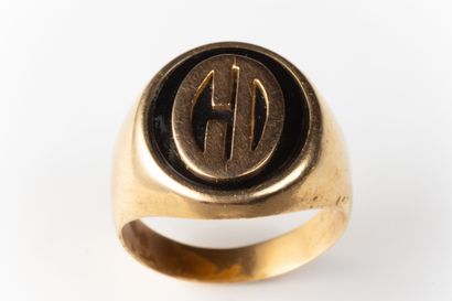 Bague chevalière ovale aux lettres « CD »...