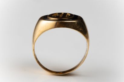 Bague chevalière ovale aux lettres « CD »...