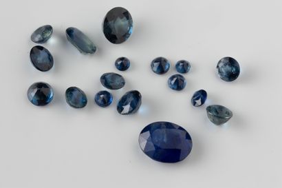 Lot of round faceted sapphires on paper weighing...