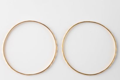 2 diamond-patterned bracelets in yellow gold...