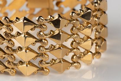 Large diamond-shaped bracelet in yellow gold...