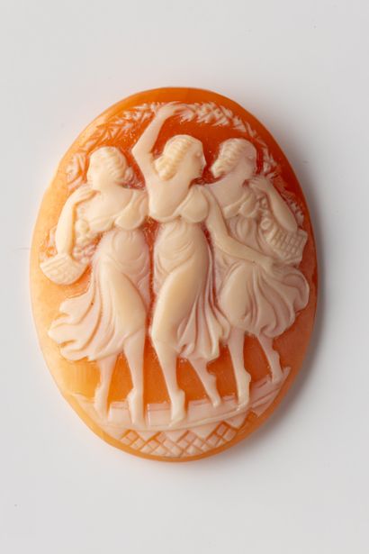 Large oval shell cameo decorated with 3 antique-style...