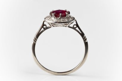 Round ring in white gold (750 thousandths)...