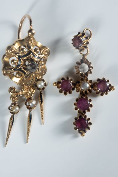 2 pieces of antique jewelry in yellow gold...
