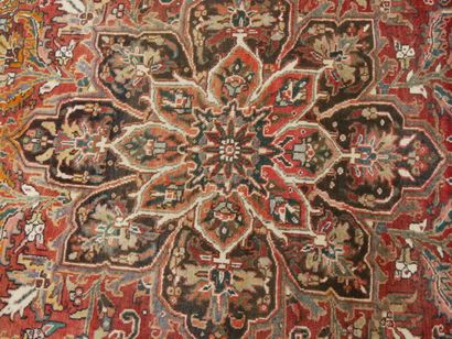 Grand tapis en laine à décor géométrique...