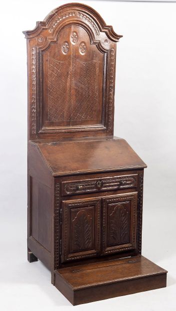 Moulded and carved wooden prie-dieu opening...