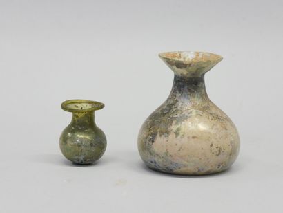 Set consisting of a flared-neck bottle and...