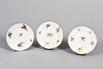 SEVRES
Trois assiettes polylobées en porcelaine...