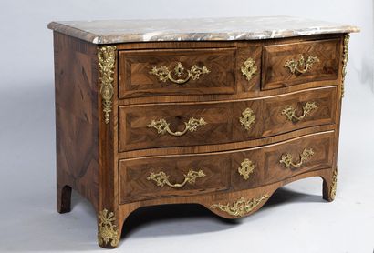 Commode galbée en placage de palissandre...