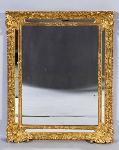 Miroir à parcloses en bois et stuc doré à...