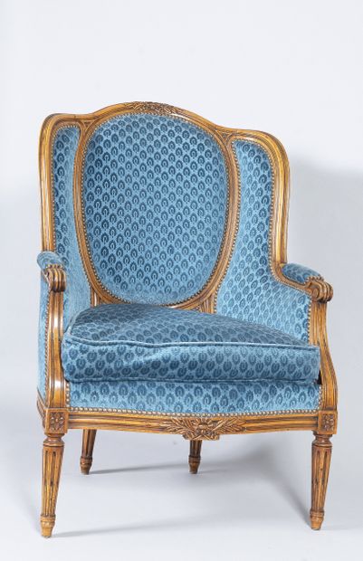 Bergère de style Louis XVI en bois mouluré...
