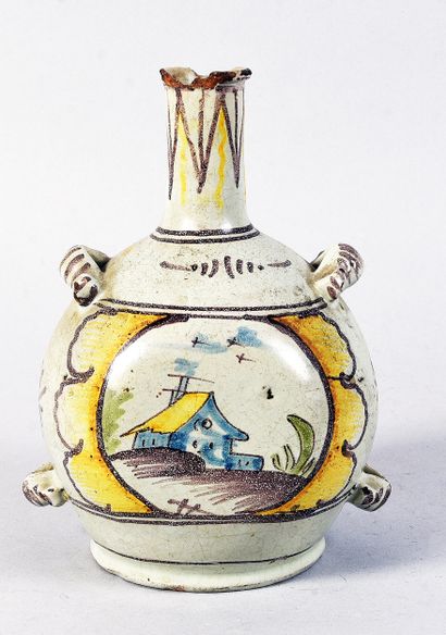 NEVERS? - 
Gourde en faïence à décor polychrome...