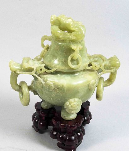 CHINE - XXe siècle
Grand brûle-parfum tripode...