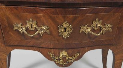 Commode d'entre-deux galbée en placage de...