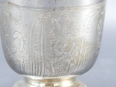 Timbale tulipe en argent gravé de motifs...