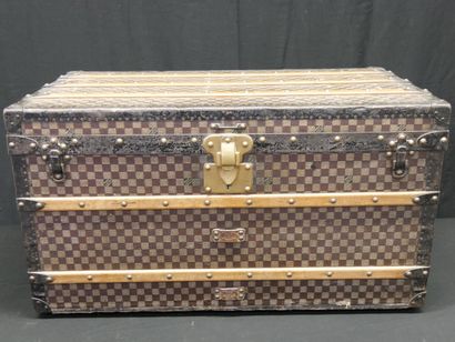 Louis VUITTON 
- Tall checkered canvas trunk...