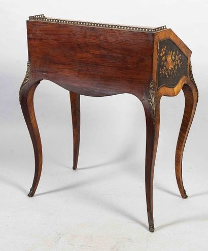 Bureau en pente de style Louis XV en bois...