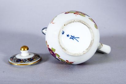Petit crémier couvert en porcelaine à décor...