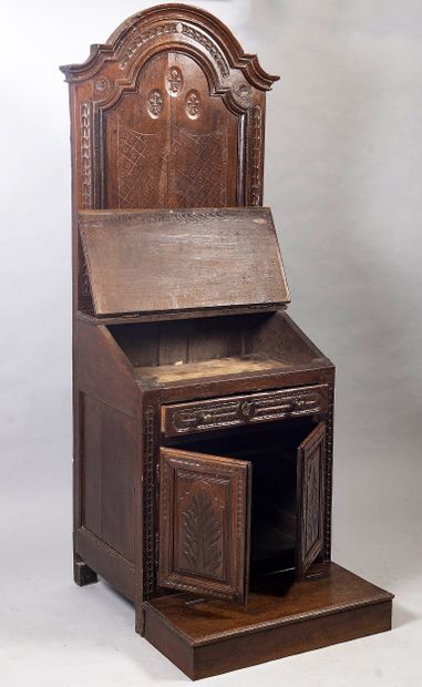 Moulded and carved wooden prie-dieu opening...