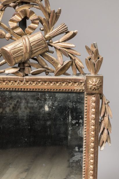 Miroir d’applique à fronton en bois mouluré,...