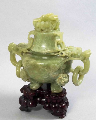 CHINE - XXe siècle
Grand brûle-parfum tripode...