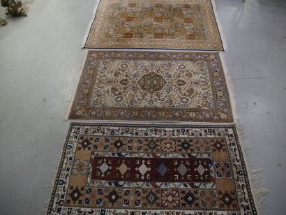 Trois tapis en laine 
194 x 108 cm