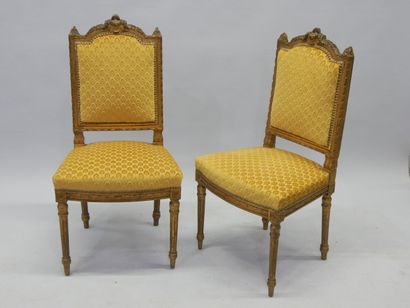 Mobilier de salon en bois doré style Louis...