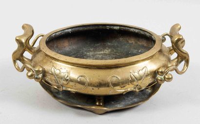 VIETNAM - Circa 1900
Oval, four-legged perfume...