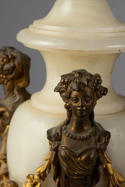 Paire d'urnes décoratives en albâtre dans...
