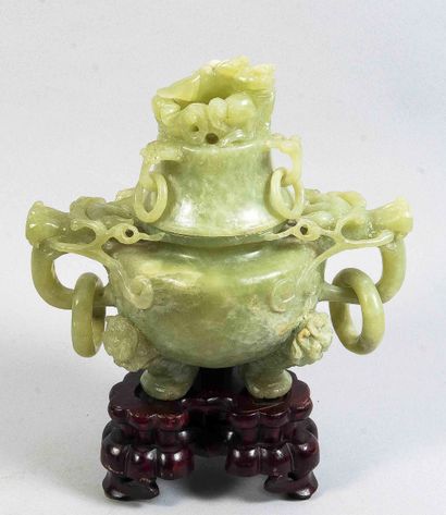 CHINE - XXe siècle
Grand brûle-parfum tripode...