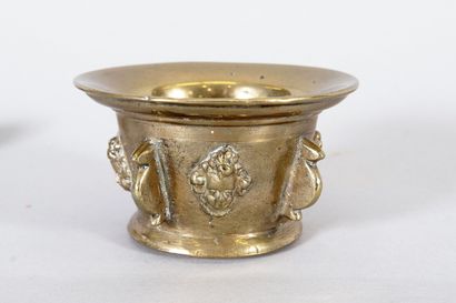 Petit mortier et son pilon en bronze doré...
