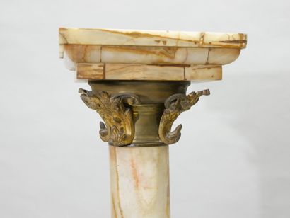 Colonne-sellette en onyx marbré et bronze...