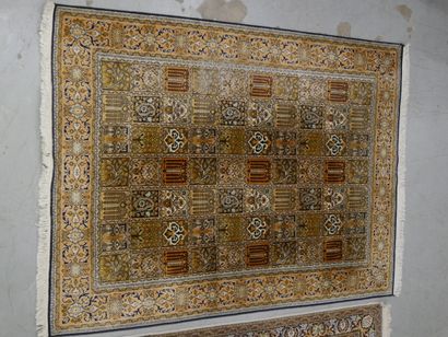Trois tapis en laine 
194 x 108 cm