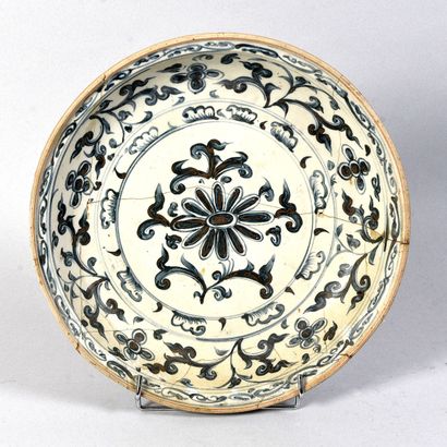 VIETNAM - 15th century
Large blue-white porcelain...