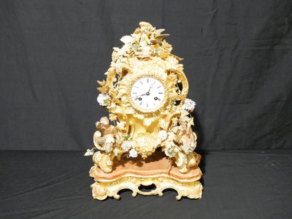 * Giltwood clock in rocaille style decorated...