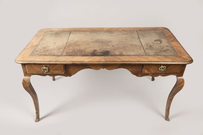 Bureau plat en bois de placage, ouvrant par...