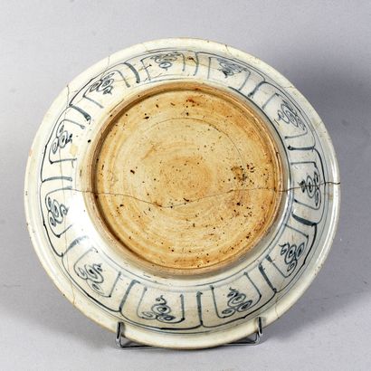 VIETNAM - 15th century
Large blue-white porcelain...