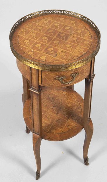 Small pedestal table encircled by a gilded...
