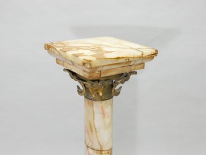 Colonne-sellette en onyx marbré et bronze...