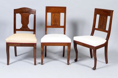 Paire de chaises en bois sculpté, dossier...