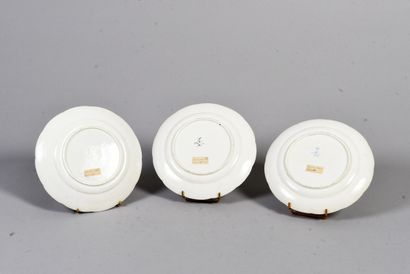 SEVRES
Trois assiettes polylobées en porcelaine...